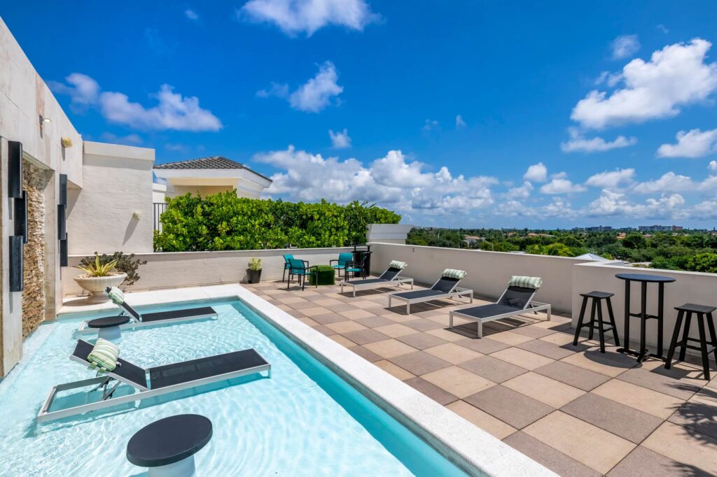 Rooftop pool tanning ledge with balcony